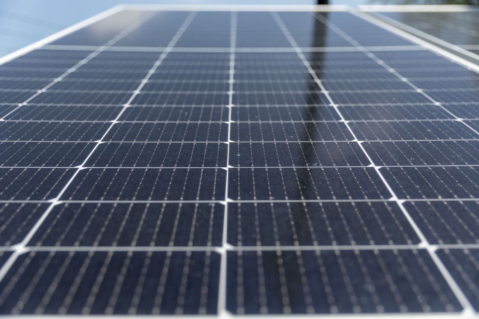 Se desarrollaron e instalaron tres microrredes de paneles solares en la UPIEM